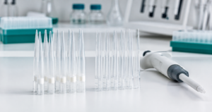 Filtered and unfiltered pipette tips on a laboratory bench